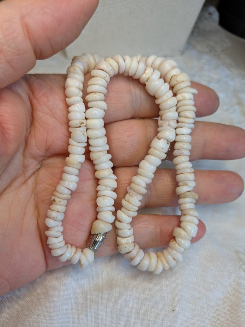 Vintage 1970s Hawaiian Puka Shell Necklace – 16" - Picture 5 of 6
